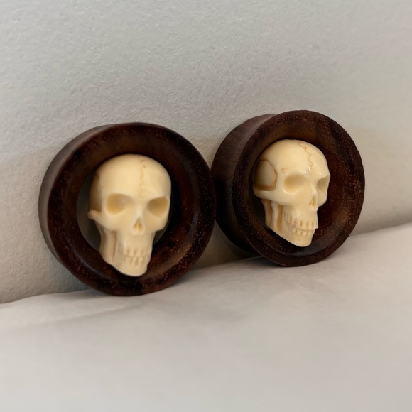 Carved Skull Inside Wooden Tunnel Gauge - Picture 2 of 7